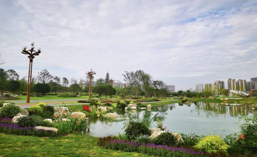 67361顶级游戏娱乐科技“犇”赴而来：金牛年 金牛宾馆 孺子牛定制智慧路灯